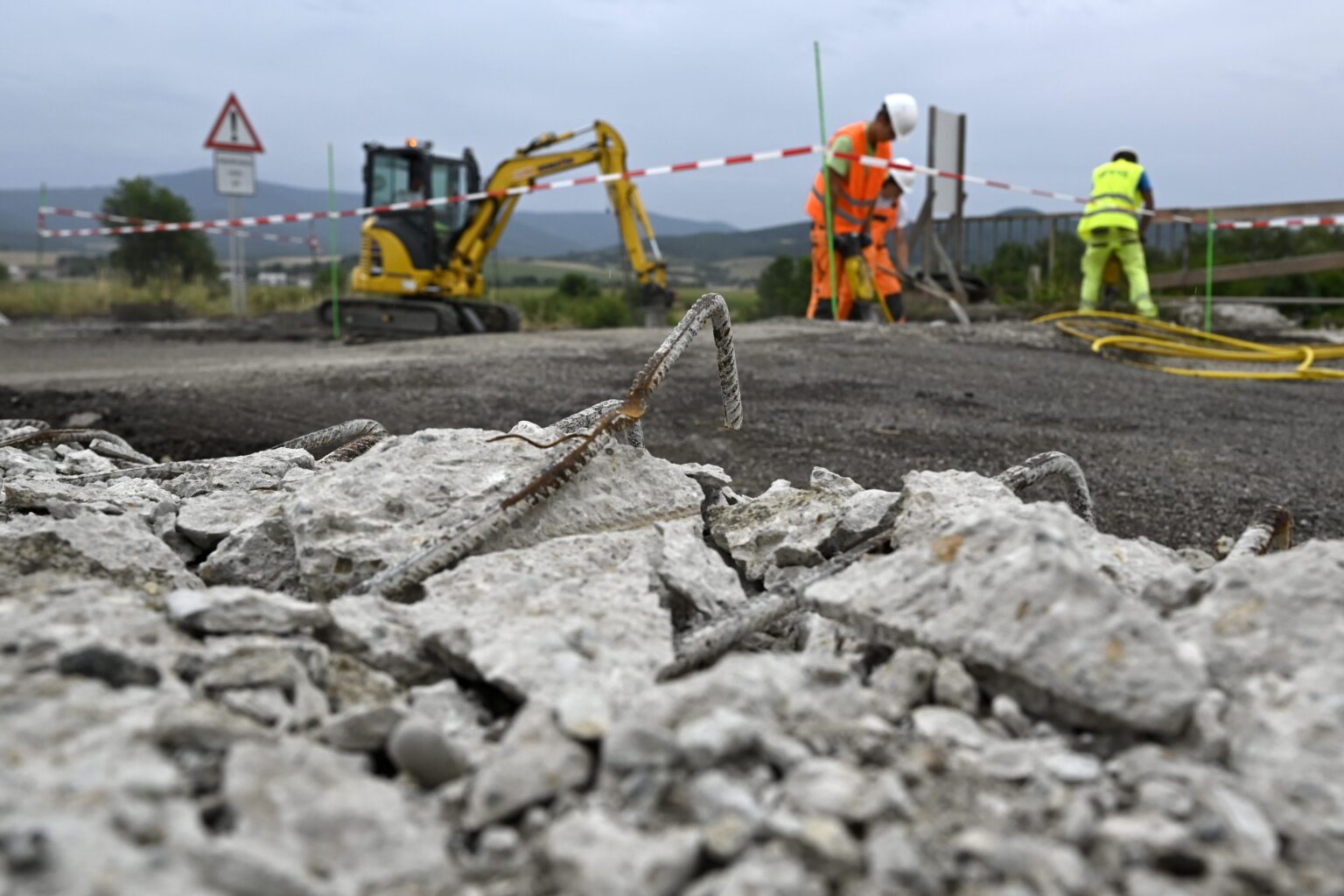 Rekonštrukcia uzavretého mosta pri Veľkých Bierovciach. Foto: Radovan Stoklasa/TASR