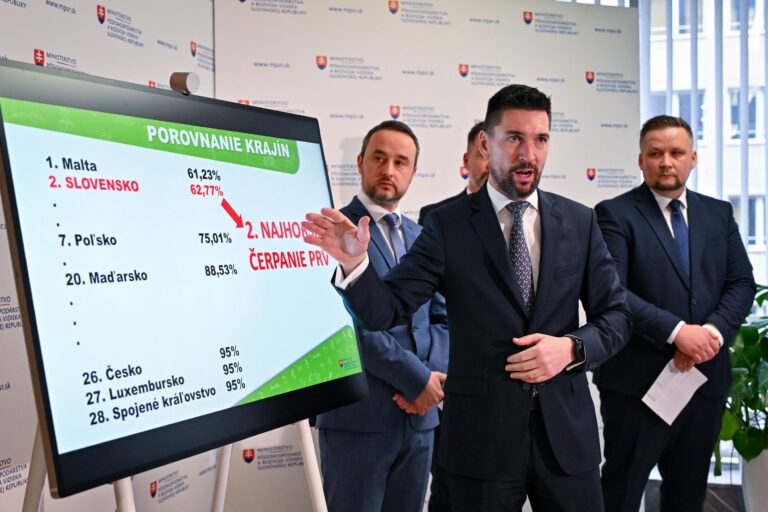 Na snímke zľava štátny tajomník ministerstva pôdohospodárstva a rozvoja vidieka SR Vladimír Vnuk, minister pôdohospodárstva a rozvoja vidieka SR Richard Takáč (Smer) a generálny riaditeľ Pôdohospodárskej platobnej agentúry Marek Čepko. Foto: Pavol Zachar/TASR