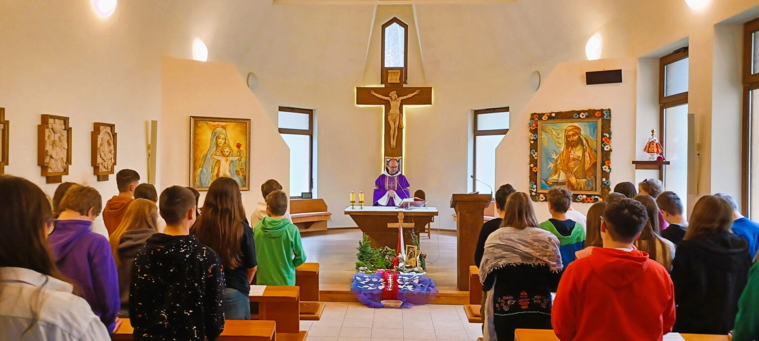 Žiaci základnej školy na návšteve kláštora v Lorinčíku. Foto: redakcia