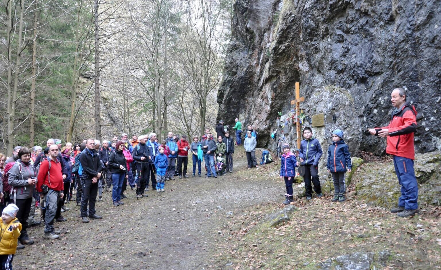 Turisti symbolicky odomknú Manínsku úžinu. Foto: KST Manín