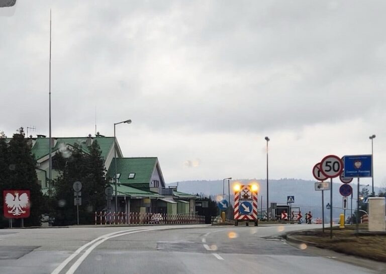 Poľskí farmári budú na hranici blokovať nákladnú dopravu z Ukrajiny. Foto: FB Polícia SR- Prešovský kraj 
