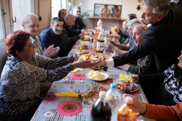 Košická charita opäť pripravila veľkonočné pohostenie pre ľudí bez domova. Foto: charita-ke.sk