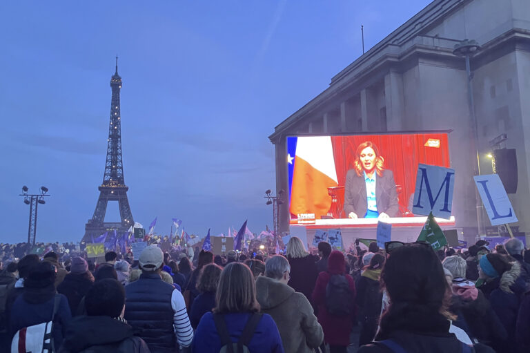 Podporovatelia potratov sledujú v pondelok 4. marca 2024 v Paríži priamy prenos zo zasadnutia kongresu, na ktorom francúzski zákonodarcovia schválili návrh zákona, ktorý zakotví právo ženy na potrat vo francúzskej ústave. Foto: TASR/AP