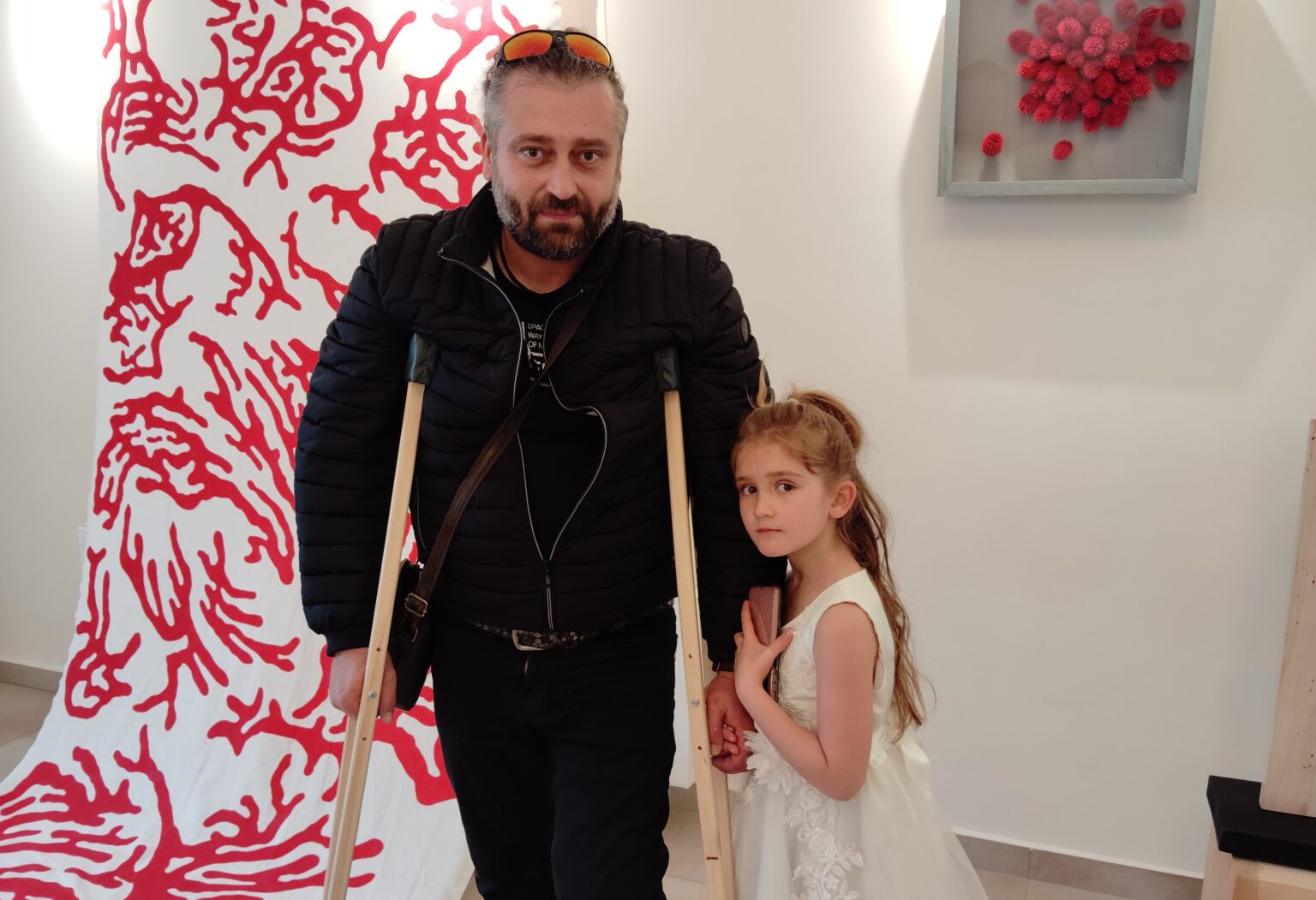 Žilinský výtvarník Marek Ryboň na vernisáži so svojou dcérou Briou. Foto: Ľubomír Chochula 