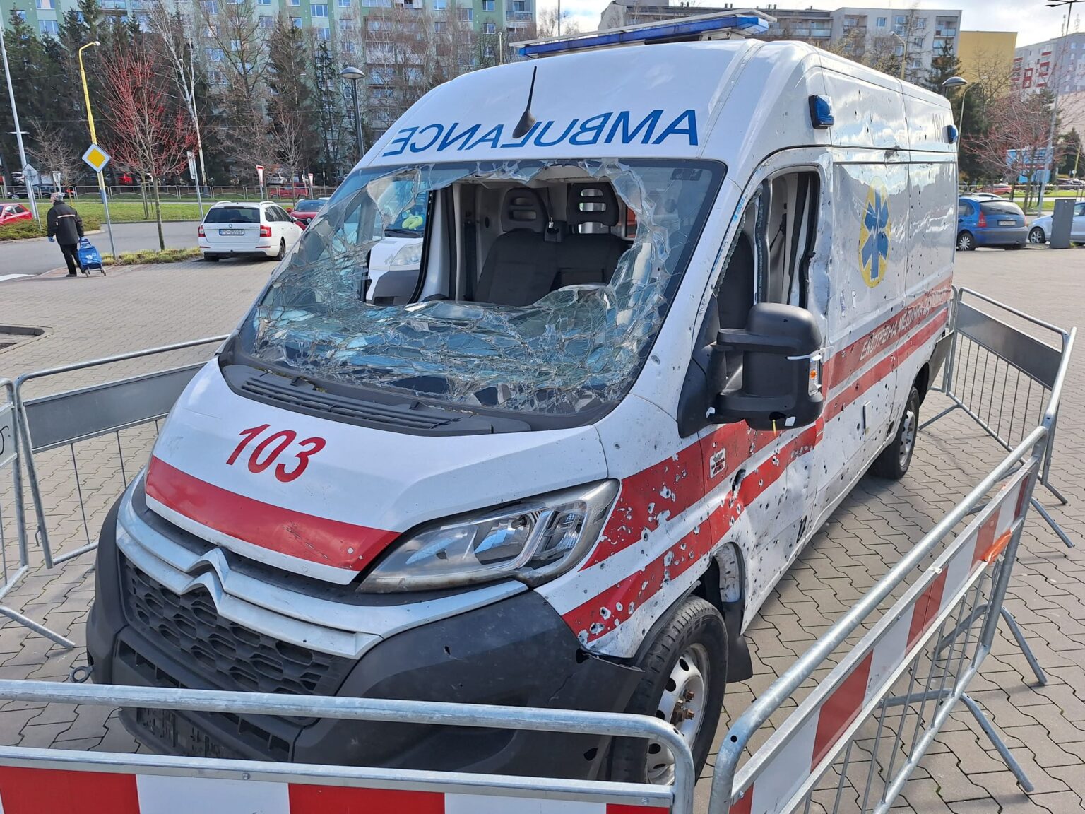 Zničená sanitka je súčasťou výstavy. Foto: Anna Polačková