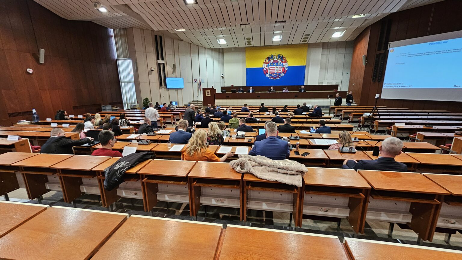 Na pokračovanie mimoriadneho zastupiteľstva nakoniec prišlo dosť poslancov. Primátorovi však nevyhoveli. Foto: Boris Macko 
