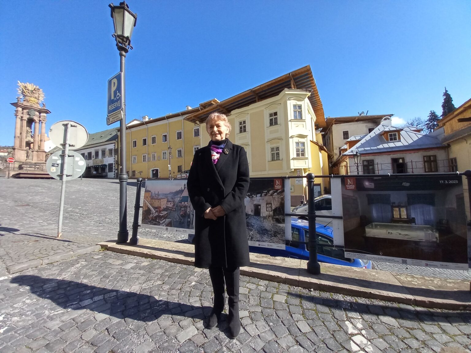 Primátorka Banskej Štiavnice Nadežda Babiaková pred zasiahnutými budovami rok po ničivom požiari. Foto: Mário Kaprálik