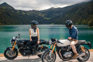 Je jar a na cestách sa už objavujú motorkári. Na čo dbať a „jarné desatoro motorkára“