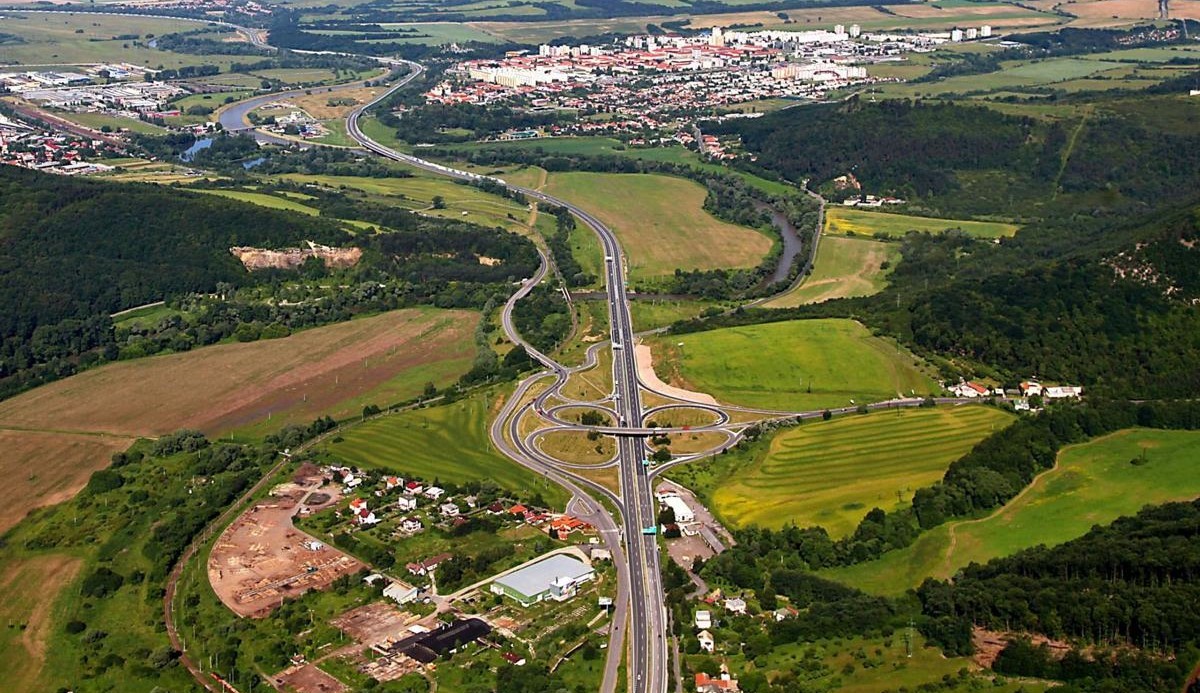 Vodiči musia byť pri prejazde touto križovatkou viac než ostražití. Foto: FB Peter Antal