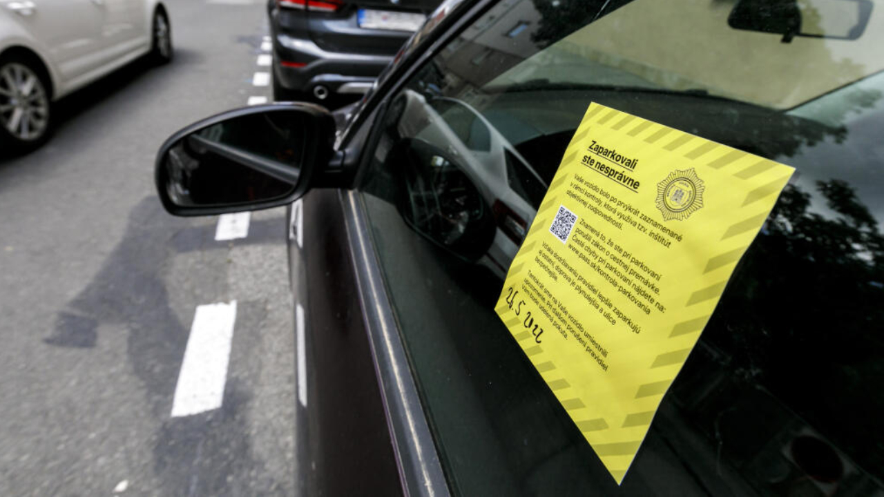 Pokuty za parkovanie  riešia v Bratislave cez objektívnu zodpovednosť. FOTO: TASR/Dano Veselský