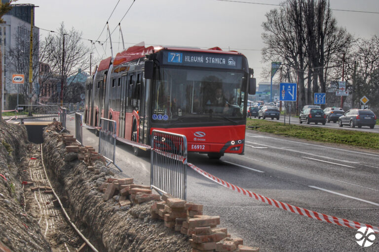 Z dôvodu modernizácie trolejbusovej trati je Vrakunská ulica uzavretá pre automobily v smere do centra. Foto:. Dopravný podnik Bratislava