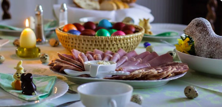 Veľkonočný stôl je plný lákavých dobrôt a má zabezpečiť blahobyt rodiny počas celého roka. Foto: pxhere.com