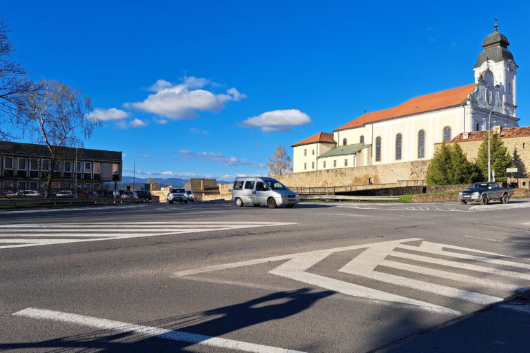 Frekventovanú križovatku v centre mesta Levoča prestavajú na kruhový objazd. Foto: TASR