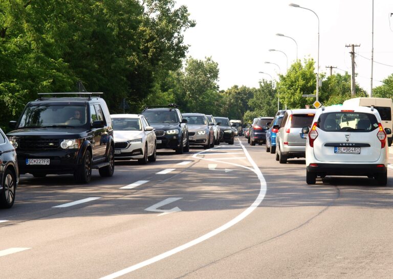 V Bratislave havaroval autobus, vodiči na D2 stratia desiatky minút