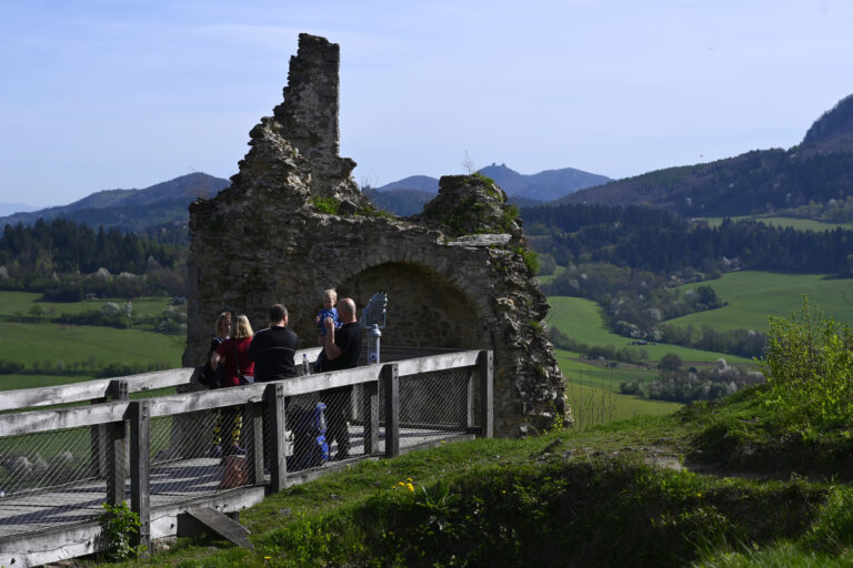Turisti na Považskom hrade počas symbolického otvorenia turistickej sezóny 2024 v Trenčianskom kraji. Foto: Radovan Stoklasa/TASR