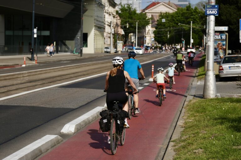 Cyklisti naplno využili počas slnečného víkendu  cyklopruhy na Vajanského nábreží. Foto: Marek Velček/Bratislava - hlavné mesto SR/fb