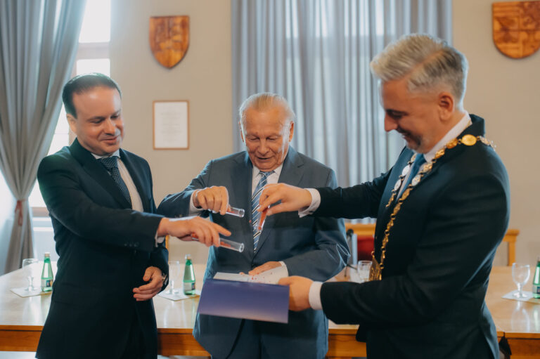 Poslanci udelili Čestné občianstvo Košického samosprávneho kraja. Ako prvý si tento titul prevzal Rudolf Schuster, bývalý prezident SR a trojnásobný primátor Košíc. Foto: FB Košický samosprávny kraj