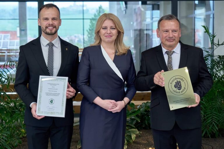 Prezidentka udelila Prezidentskú zelenú pečať za rekonštrukciu mestskej plavárne. Foto: FB Ľuboš Tomko - POĎME ĎALEJ ĽUBOVŇA