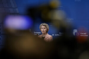 Štyri miliardy eur za vakcíny „vyleteli komínom“. Hlavný európsky žalobca vyšetruje šéfku EK