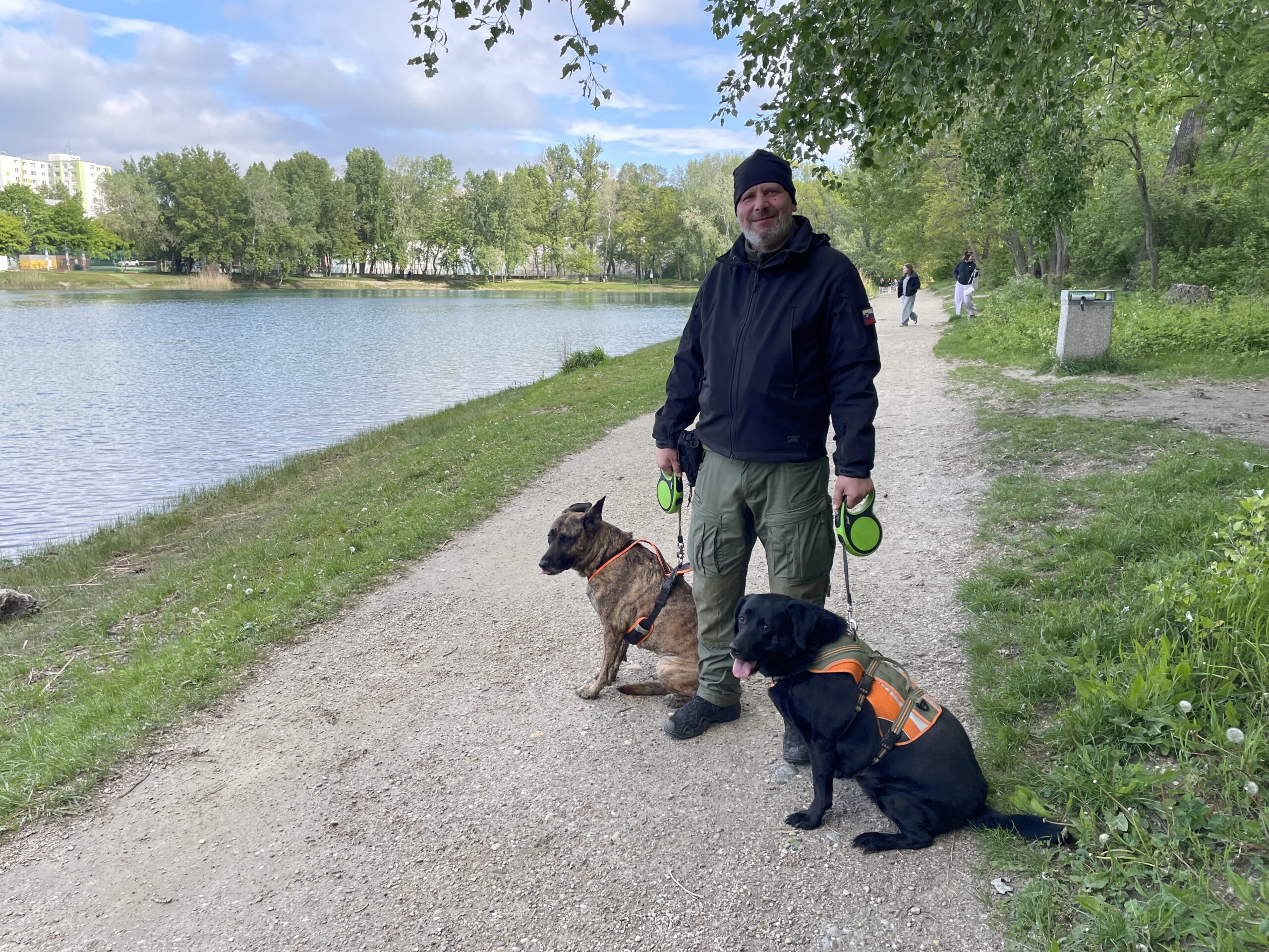 Peter je rybár. Na svojom obľúbenom rybárskom mieste na Draždiaku si vždy poupratuje. Foto: Miroslava Pavlíková