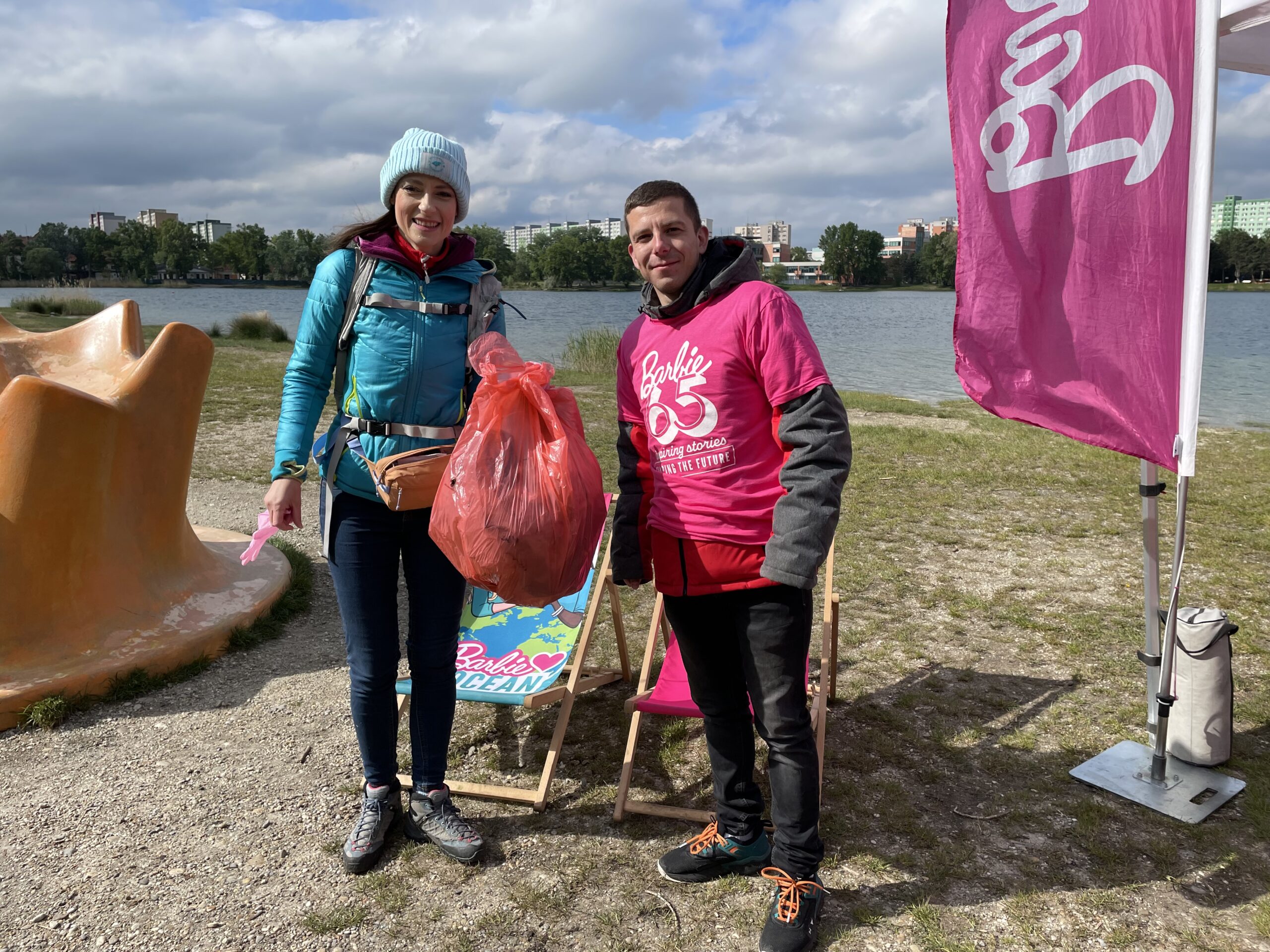 Manažér Tomáš Sabo pri zbieraní odpadkov na Veľkom Draždiaku je rád za každé plné vrece. Foto: Miroslava Pavlíková