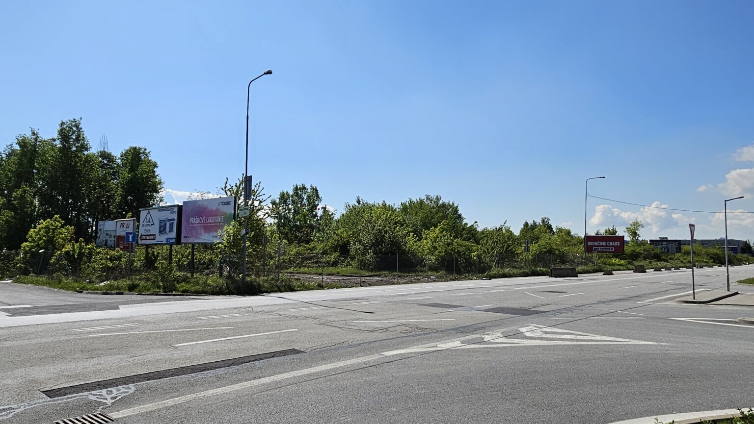 Na rohu ulíc Rozvojová a Pri prachárni sa pripravuje výstavba nového nákupného centra. Bude to IKEA? Foto: Redakcia