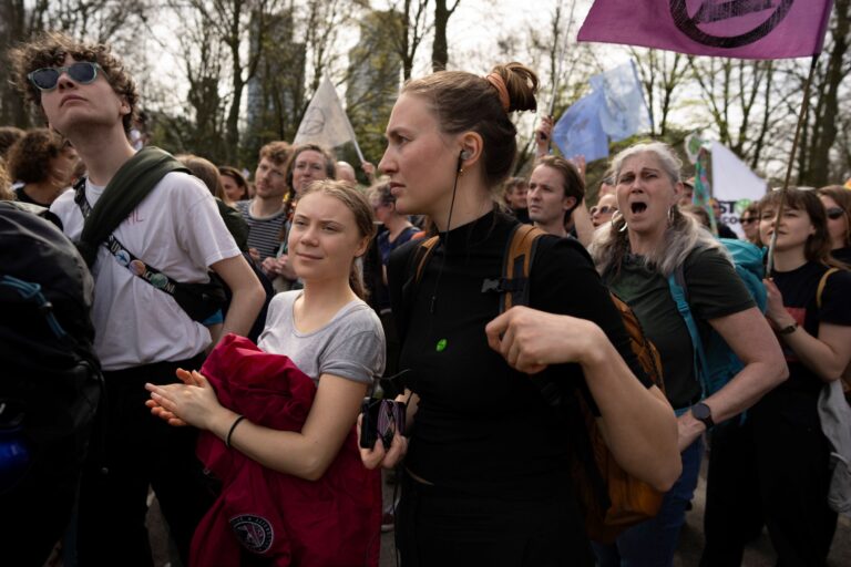 Greta Thunbergová sa pripája ku klimatickému protestu Extinction Rebellion a ďalších aktivistov v blízkosti holandského parlamentu v Haagu. Foto: TASR/AP