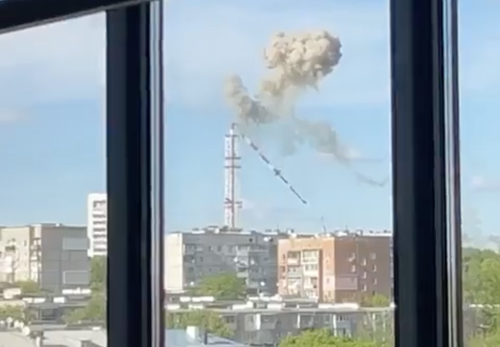 Televízna veža v ukrajinskom Charkove po zásahu ruskou strelou Kh-59. Foto: X