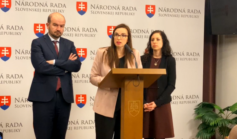 Martin Dubéci, Simona Petrík a Tina Gažovičová. Reprofoto: FB/Progresívne Slovensko