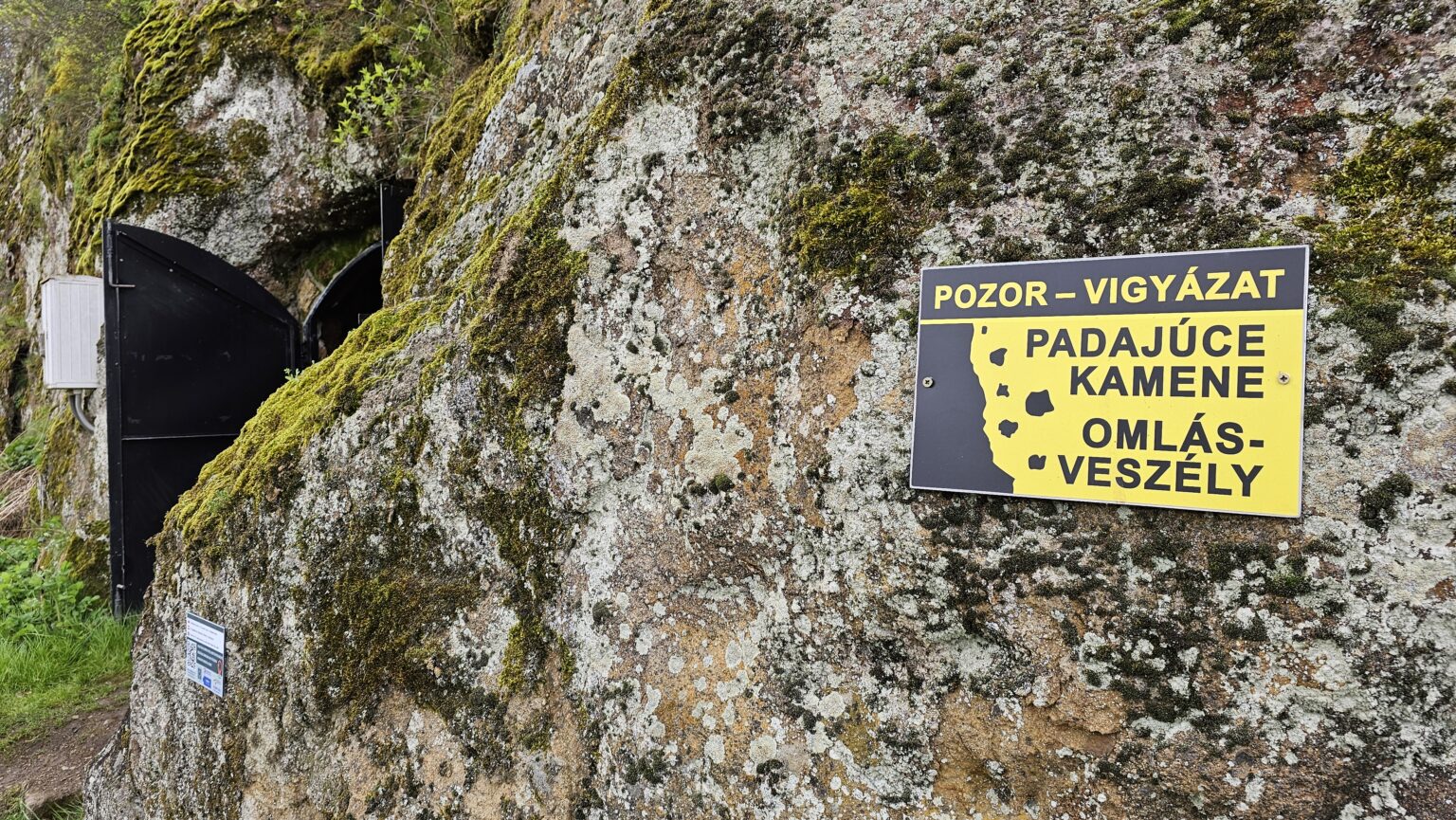 Upozornenie na padajúce kamene. Foto: Branislav Caban