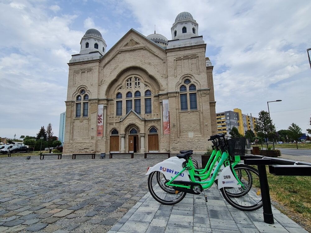 Zdieľané bicykle v Lučenci pri synagóge. Foto: Branislav Caban