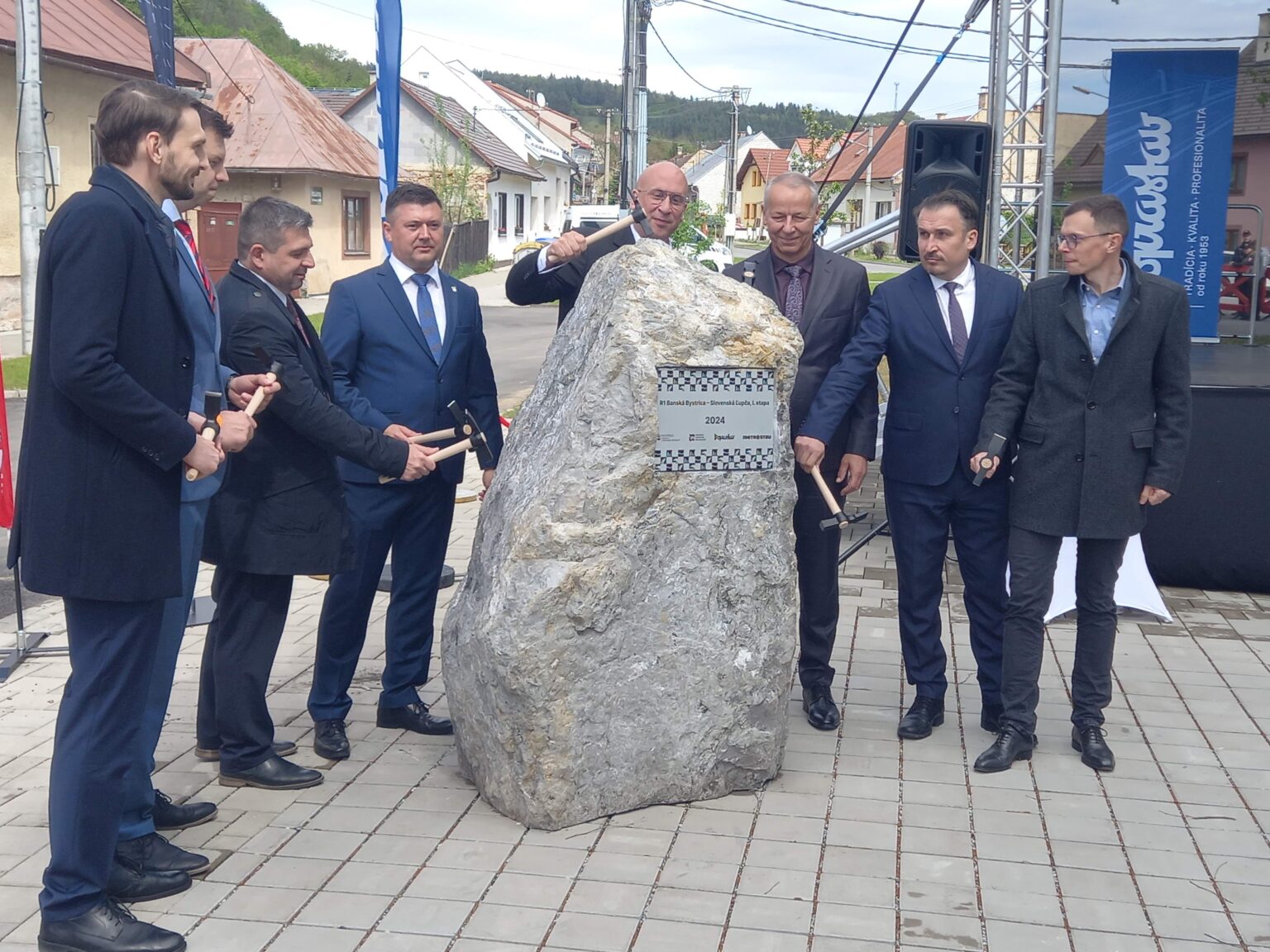 V utorok poklepali základný kameň nového úseku R1 z Banskej Bystrice na Slovenskú Ľupču. Foto: Mário Kaprálik