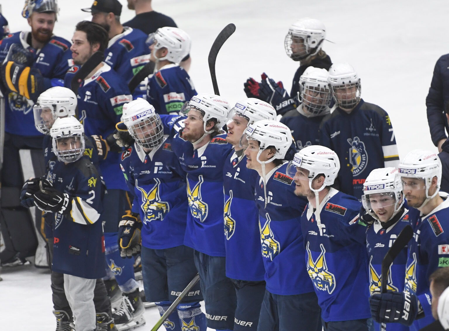 Radosť hráčov Spišskej Novej Vsi po víťazstve a postupe do finále v siedmom zápase semifinále play off hokejovej Tipos extraligy HK Spišská Nová Ves - HC Košice 16. apríla 2024 v Spišskej Novej Vsi. Foto: TASR/František Iván
