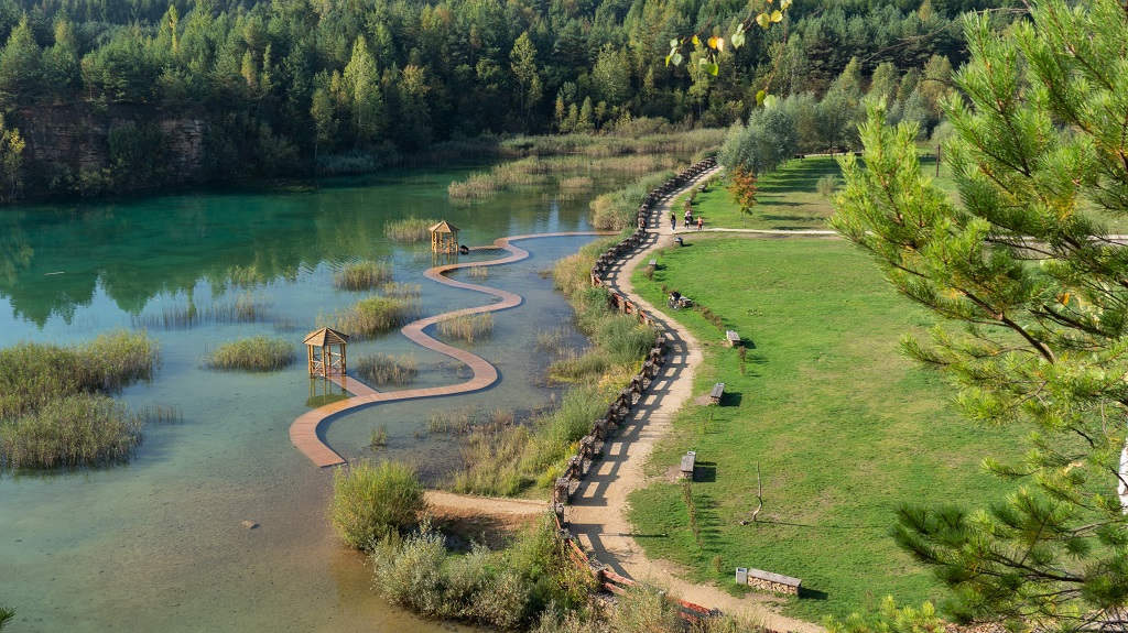 Povrchom nádrže Wydra vedie kľukaté drevené mólo. Foto: hasajacezajace.com