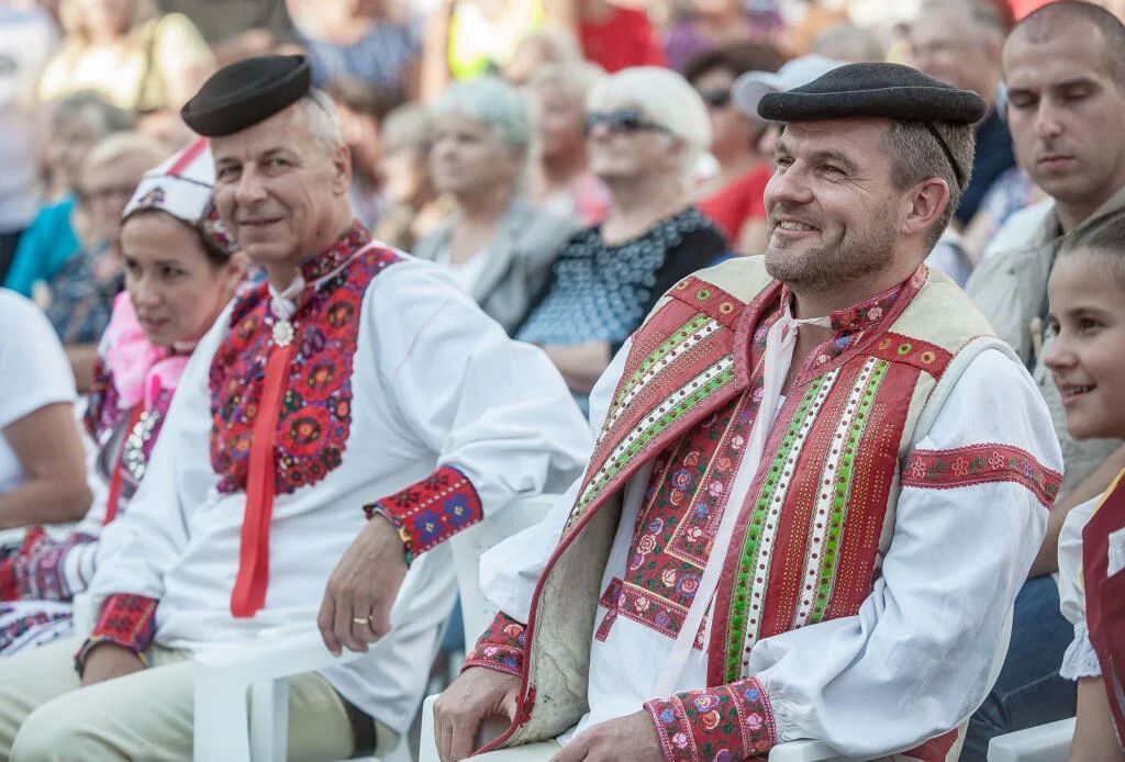 Peter Pellegrini sa v Banskej Bystrici pravidelne zúčastňuje na unikátnom podujatí Slovenský deň kroja. Na fotografii s primátorom Jánom Noskom. Foto: TASR