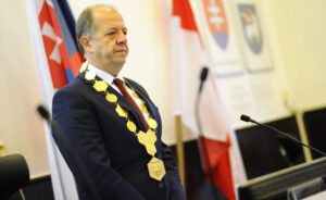 Primátori a starostovia si prilepšili. Richard Rybníček zarába viac ako 8-tisíc eur