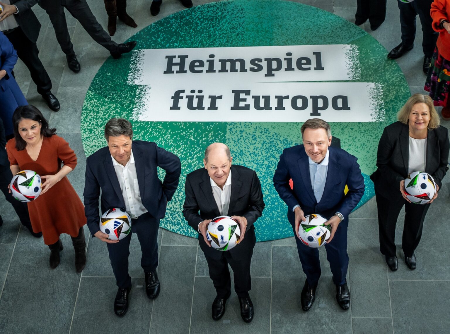 V strede šéfovia troch nemeckých koaličných strán Robert Habeck, Olaf Scholz a Christian Lindner. Vľavo šéfka rezortu diplomacie Annalena Baerbocková, vpravo ministerka financií Nancy Faeserová. Foto: Profimedia.sk

