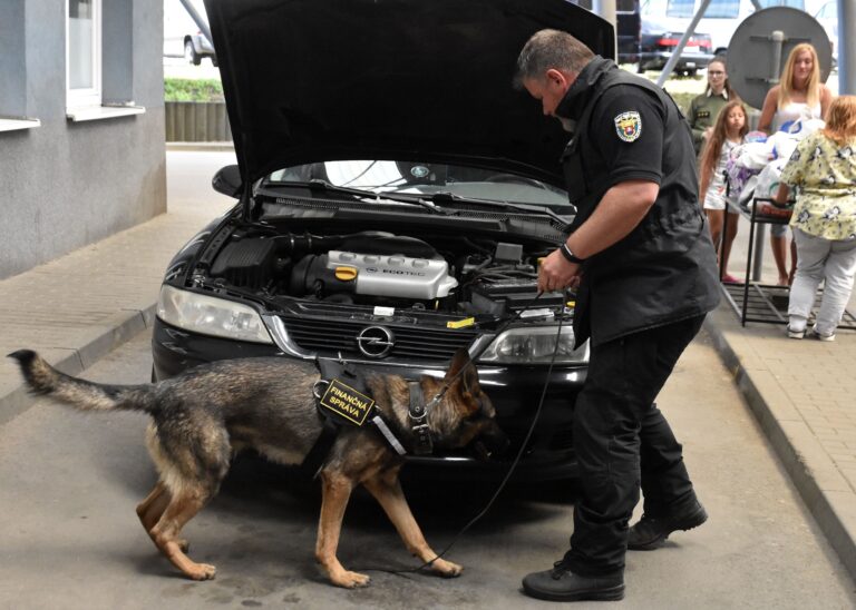Muž chcel previezť z Ukrajiny 450-tisíc dolárov