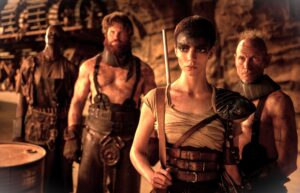 Furiosa putuje pustatinou. V šialenom svete po apokalypse.