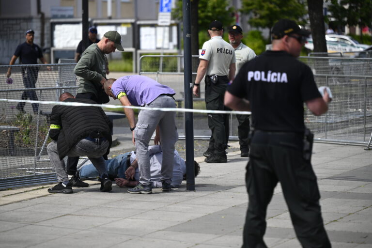 Zatýkanie útočníka v Handlovej. Foto: Radovan Stoklasa / TASR