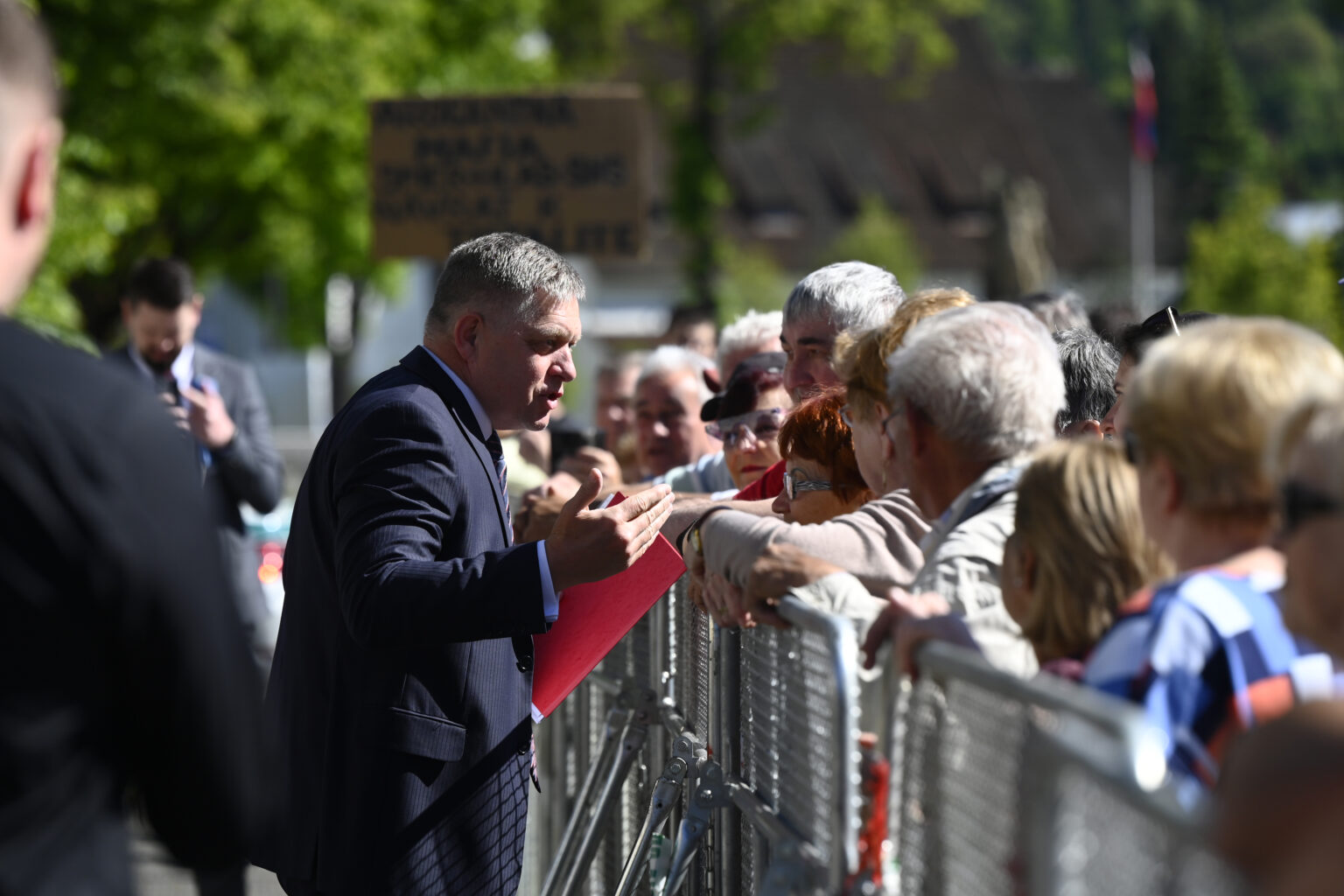 Na snímke predseda vlády SR Robert Fico (Smer-SD) sa víta s miestnymi obyvateľmi počas príchodu na výjazdové rokovanie vlády v Handlovej v okrese Prievidza v stredu 15. mája 2024. Foto: Radovan Stoklasa/TASR