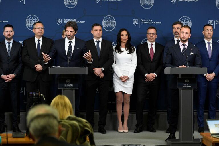 Na snímke v popredí sprava minister vnútra Matúš Šutaj Eštok (Hlas) a podpredseda vlády a minister obrany SR Robert Kaliňák (Smer) a ďalší ministri a ministerky počas tlačovej konferencie po mimoriadnom zasadnutí Bezpečnostnej rady SR v Bratislave vo štvrtok 16. mája 2024. Foto: Pavel Neubauer/TASR