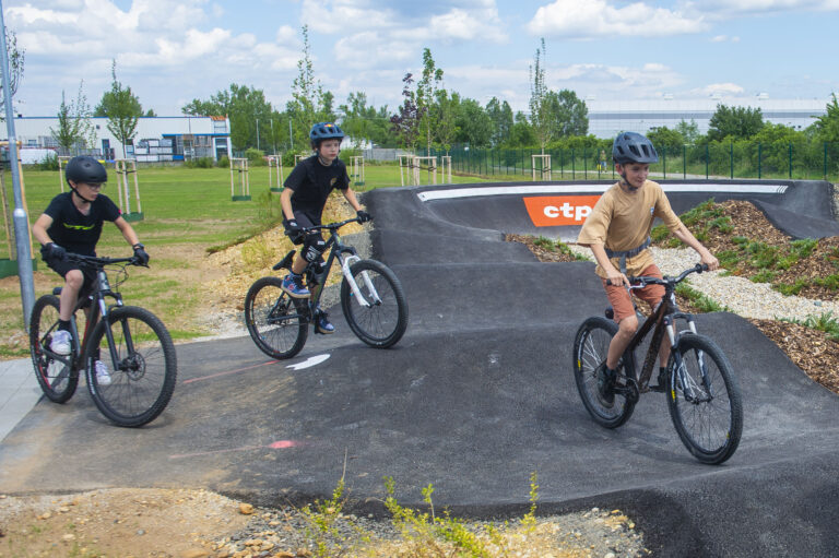 Slávnostné otvorenie pumptrackovej dráhy a rekreačnej zóny v Devínskej Novej Vsi. Foto: TASR/Jakub Kotian