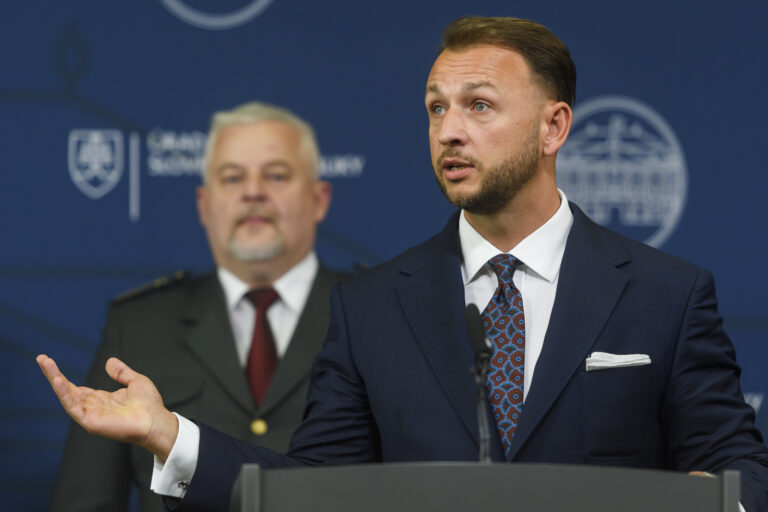 Minister vnútra Matúš Šutaj Eštok (v popredí) a prezident Policajného zboru Ľubomír Solák. Foto: Jaroslav Novák/TASR