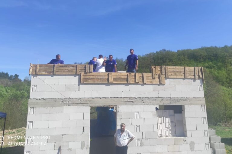 Svojpomocná výstavba rodinných domov sa blíži do finále. Foto: FB Projekt DOM.ov
