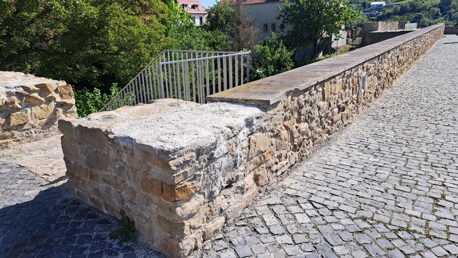 Zhotoviteľa stavby vyzvalo mesto, aby  opravil nepodarky v rámci reklamácie. Zdroj foto: FB ONline Bardejov