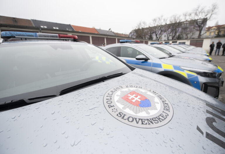 Na Obchodnej ulici v Bratislave zadržali muža so sekerou