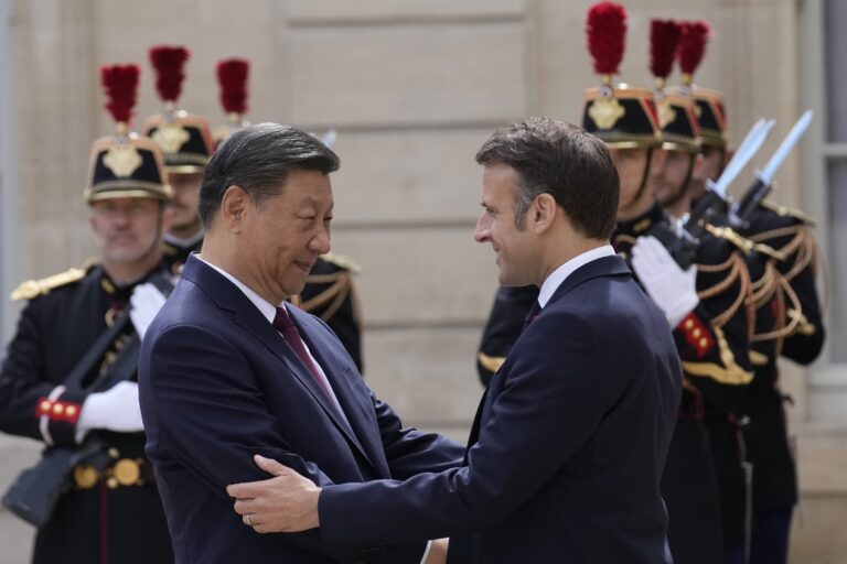 Si Ťin-pching a Emmanuel Macron. Foto: TASR/AP