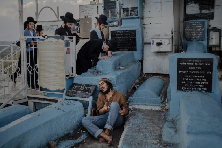 Muži sa modlia nad hrobom na Safedskom starom židovskom cintoríne v Safede, Izrael, 5. mája 2024. Foto: Amit Elkayam/ New York Times