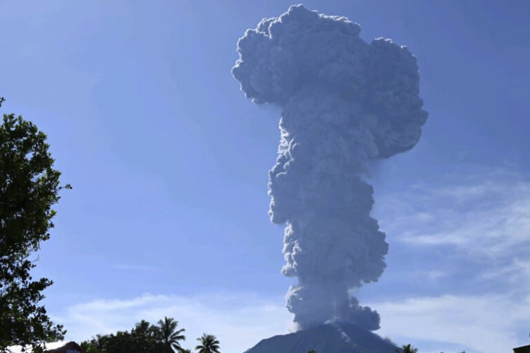 Filipíny: Sopka Mayon chrlila popol, pokryl vyše 50 dedín